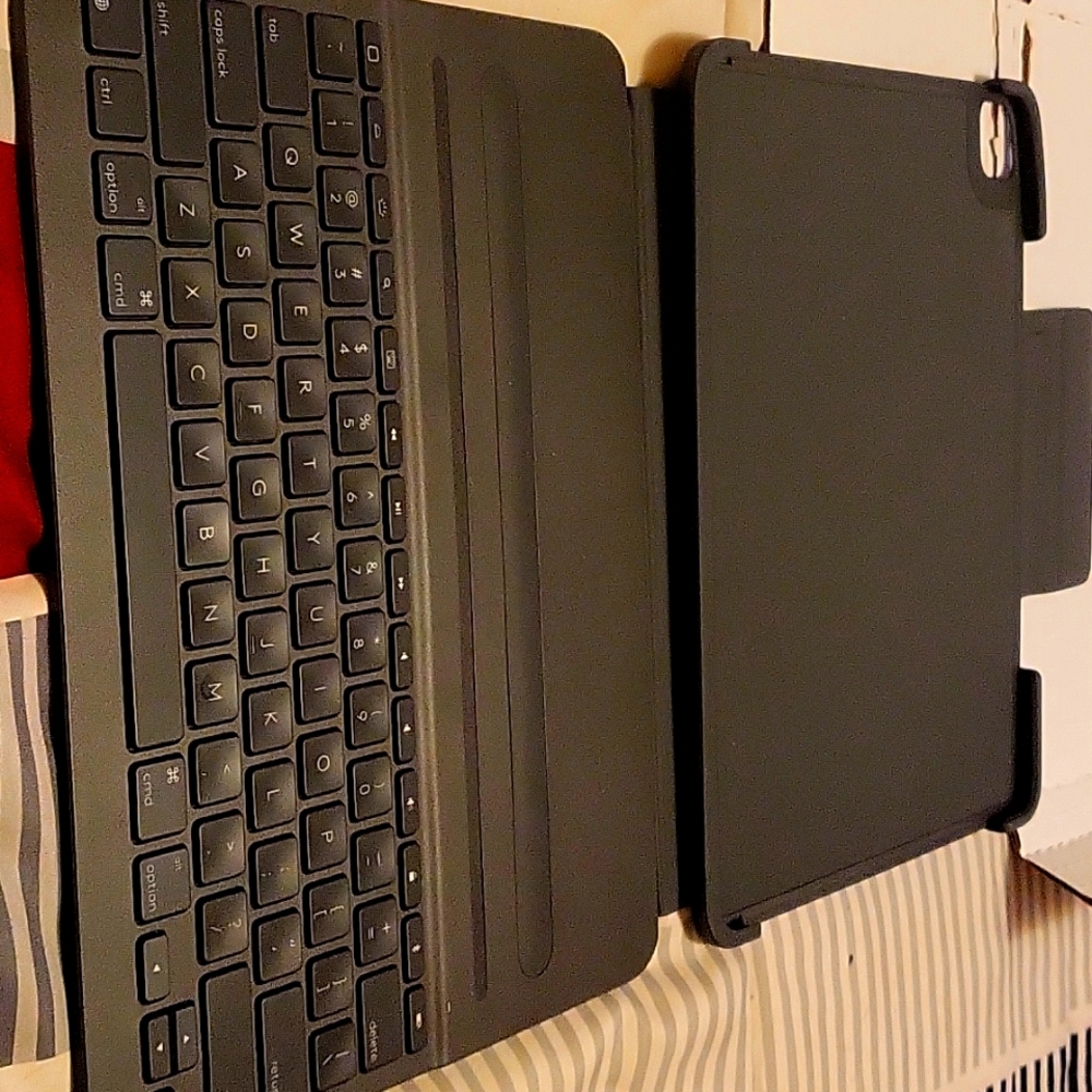Keyboard  logi case for I pad